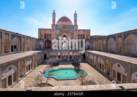 Il tranquillo cortile della Moschea Agha Bozog presenta una piscina riflettente e presenta architettura persiana. Archi simmetrici e piastrelle dettagliate A. Foto Stock