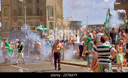 Glasgow, Scozia, Regno Unito. 18 maggio 2024: I tifosi celtici festeggiano la vittoria del titolo mentre conquistano le strade del centro città su glasgow Cross nel centro della città, portando la città a un punto morto. Credit Gerard Ferry/Alamy Live News Foto Stock