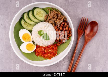 Vista ad alto angolo del riso grasso nasi lemak malese Foto Stock