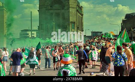 Glasgow, Scozia, Regno Unito. 18 maggio 2024: I tifosi celtici festeggiano la vittoria del titolo mentre conquistano le strade del centro città su glasgow Cross nel centro della città, portando la città a un punto morto. Credit Gerard Ferry/Alamy Live News Foto Stock