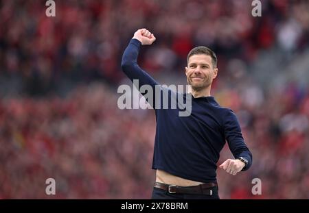 Leverkusen, Germania. 18 maggio 2024. Calcio, Bundesliga, Bayer Leverkusen - FC Augsburg, Matchday 34, BayArena, allenatore Xabi Alonso tifa i tifosi prima di consegnare il trofeo del campionato. NOTA IMPORTANTE: In conformità con le normative della DFL German Football League e della DFB German Football Association, è vietato utilizzare o far utilizzare fotografie scattate nello stadio e/o della partita sotto forma di immagini sequenziali e/o serie di foto video. Credito: Marius Becker/dpa/Alamy Live News Foto Stock