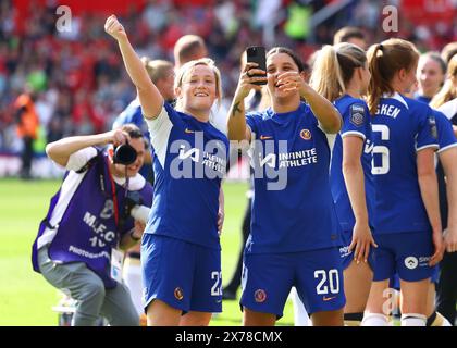 Manchester, Regno Unito. 18 maggio 2024. Erin Cuthbert del Chelsea e Sam Kerr del Chelsea si posa per i selfie durante la partita di fa Women's Super League all'Old Trafford, Manchester. Il credito per immagini dovrebbe essere: Annabel Ellis/Sportimage Credit: Sportimage Ltd/Alamy Live News Foto Stock
