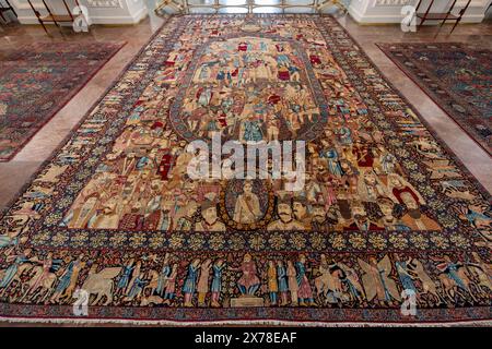 Palazzo Niavaran, Kashan, Iran - 7 marzo 2024: Squisiti tappeti persiani mostrano disegni tradizionali e colori vivaci. E' la testimonianza di un ricco a Foto Stock