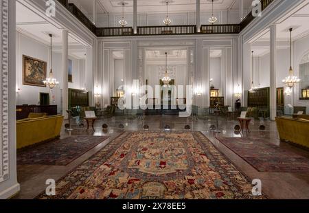 Palazzo Niavaran, Kashan, Iran - 7 marzo 2024: Splendidi interni del palazzo con squisiti tappeti e mobili classici. Le superfici riflettenti migliorano il valore Foto Stock