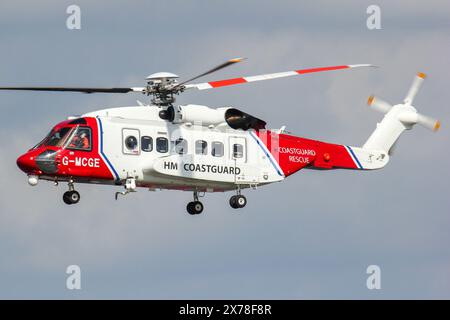 HM Coastguard Helicopter Sikorsky S-92A G-MCGE in esercizio con RNLI a Cleethorpes, Regno Unito Foto Stock