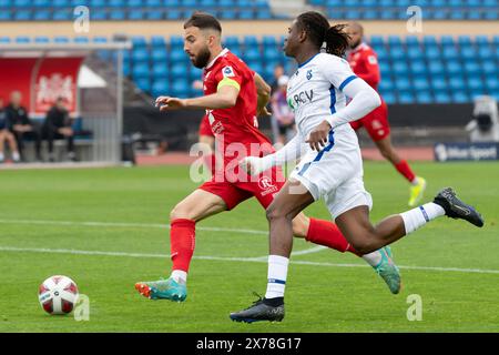 Losanna, Svizzera. 18 maggio 2024: Lavdrim Hajrulahu (difensore) del FC Stade-Lausanne-Ouchy #5 difende mentre Kaly Sene (attaccante) del FC Lausanne-Sport #9 attacca durante il FC Stade Lausanne Ouchy vs FC Lausanne Sport al Pontaise Olympic Stadium di Losanna. Crediti: Patrick Dancel/Alamy Live News Foto Stock