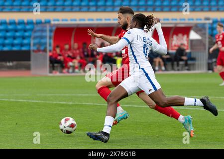 Losanna, Svizzera. 18 maggio 2024: Lavdrim Hajrulahu (difensore) del FC Stade-Lausanne-Ouchy #5 difende mentre Kaly Sene (attaccante) del FC Lausanne-Sport #9 attacca durante il FC Stade Lausanne Ouchy vs FC Lausanne Sport al Pontaise Olympic Stadium di Losanna. Crediti: Patrick Dancel/Alamy Live News Foto Stock