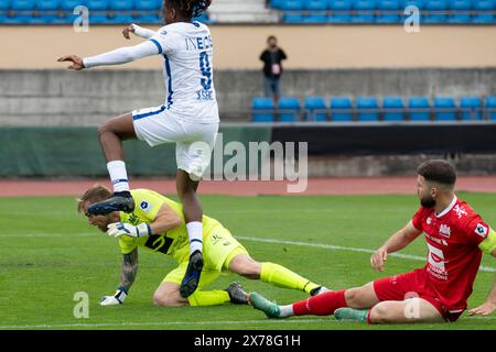 Losanna, Svizzera. 18 maggio 2024: Kaly Sene (attaccante) del Lausanne-Sport #9 salta per evitare Jeremy Vachoux (portiere) dello Stade-Lausanne-Ouchy #74 durante lo Stade Lausanne Ouchy vs FC Lausanne Sport allo Stadio Olimpico Pontaise di Losanna. Crediti: Patrick Dancel/Alamy Live News Foto Stock