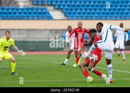 Losanna, Svizzera. 18 maggio 2024: Samuel Kalu (attaccante) del Lausanne-Sport #22 cerca di segnare contro Jeremy Vachoux (portiere) dello Stade-Lausanne-Ouchy #74 durante lo Stade Lausanne Ouchy vs FC Lausanne Sport allo Stadio Olimpico Pontaise di Losanna. Crediti: Patrick Dancel/Alamy Live News Foto Stock