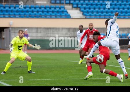 Losanna, Svizzera. 18 maggio 2024: Samuel Kalu (attaccante) del Lausanne-Sport #22 cerca di segnare contro Jeremy Vachoux (portiere) dello Stade-Lausanne-Ouchy #74 durante lo Stade Lausanne Ouchy vs FC Lausanne Sport allo Stadio Olimpico Pontaise di Losanna. Crediti: Patrick Dancel/Alamy Live News Foto Stock