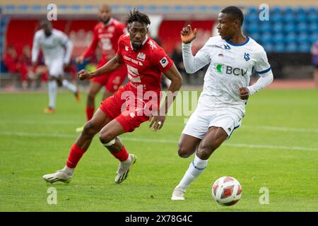 Losanna, Svizzera. 18 maggio 2024: Edmond Akichi (al centro) del FC Stade-Lausanne-Ouchy #24 difende contro Samuel Kalu (attaccante) del FC Lausanne-Sport #22 durante l'FC Stade Lausanne Ouchy vs FC Lausanne Sport al Pontaise Olympic Stadium di Losanna. Crediti: Patrick Dancel/Alamy Live News Foto Stock