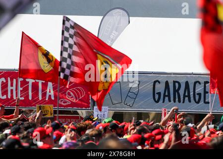 Fanzone con bandiere Ferrari durante le CROCIERE MSC DI FORMULA 1 GRAN PREMIO DEL MADE IN ITALY e DELl'EMILIA-ROMAGNA 2 autodromo Enzo e Dino Ferrari, Imola ( Foto Stock