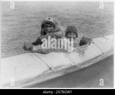 Boys in a kaiak (cioè kayak) Nunivak, Title from item., fa parte di: Edward S. Curtis Collection ., pubblicato in: The North American Indian / Edward S. Curtis. [Seattle, Washington.] : Edward S. Curtis, 1907-30, Suppl. v. 20, pl. 690.. Indians of North America, Transportation, Alaska, Nunivak Island, 1920-1930. , Eskimos, trasporti, 1920-1930. , Kayak, Alaska, Isola di Nunivak, 1920-1930. , Ragazzi, Alaska, Isola di Nunivak, 1920-1930. Foto Stock