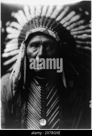 Tre cavalli, Curtis no 274-15., LC n. 96., fa parte di: Edward S. Curtis Collection .. Tre cavalli. , Indians of North America, Clothing & Dress, 1900-1910. , Copricapo, 1900-1910. Foto Stock