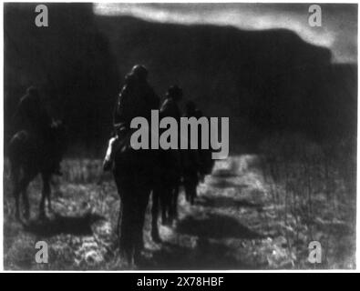 La razza Navaho, fotoincisione originale prodotta a Boston da John Andrew & Son, c1904., Curtis no 984., titolo dall'articolo., disponibile anche come stampa fotografica platino (Divisione stampe e fotografie numero di telefono: PH - Curtis (e), n.. 1)., pubblicato in: The North American Indian / Edward S. Curtis. [Seattle, Washington.] : Edward S. Curtis, 1907-30, Suppl. v. 1, pl. 1... Indians of North America, 1900-1910. , Navajo Indians, 1900-1910. Foto Stock