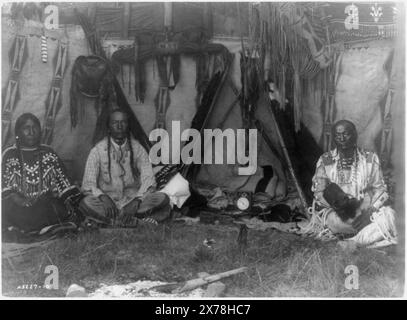 Lodge interno Piegan, Curtis no 3227-10., Forms part of: Edward S. Curtis Collection ., pubblicato in: The North American Indian / Edward S. Curtis. [Seattle, Washington.] : Edward S. Curtis, 1907-30, v. 6, p. 18.. Piccolo Plume, famiglia. , Rene giallo, famiglia. , Indians of North America, Clothing & Dress, Montana, 1910. , Indiani del Piegan, abbigliamento e abbigliamento, 1910. , Braids (parrucchiere), 1910. , Interiors, Montana, 1900-1910. , Tipis, Montana, 1900-1910. Foto Stock