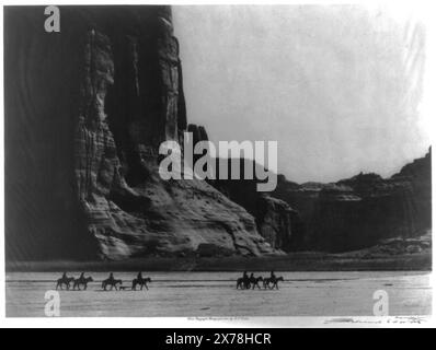 Navajo Riders in Canyon de Chelly, titolo ideato dallo staff della Biblioteca, Curtis no 1013., Copyright 1904 di E.S. Curtis., Forms part of: Edward S. Curtis Collection ., pubblicato in: The North American Indian / Edward S. Curtis. [Seattle, Washington.] : Edward S. Curtis, 1907-30, supplente v. 1, pl. 28., pubblicato in: "American Indians" capitolo dell'eBook Great Photographs from the Library of Congress, 2013.. Indians of North America, Transportation, Arizona, Chelly, Canyon de, 1900-1910. , Navajo Indians, Transportation, Arizona, Chelly, Canyon de, 1900-1910. , Equitazione, Arizona, Chelly, Canyon d Foto Stock