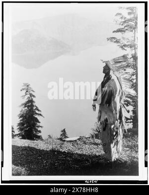 Pregare agli spiriti al Crater Lake Klamath, Curtis no 3925., Forms part of: Edward S. Curtis Collection ., pubblicato in: The North American Indian / Edward S. Curtis. [Seattle, Washington.] : Edward S. Curtis, 1907-30, v. 13, p. 158.. Indians of North America, Oregon, Crater Lake, Spiritual Life, 1920-1930. , Klamath Indians, Spiritual Life, 1920-1930. , Capi tribù, Stati Uniti, 1920-1930. Foto Stock