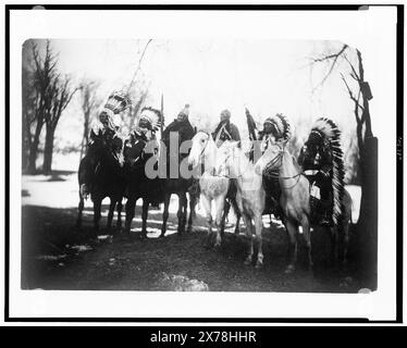 Sei capi tribali (da l a r) piccola prugna (Piegan), Buckskin Charley (Ute), Geronimo (Chiricahua Apache), Quanah Parker (Comanche), Hollow Horn Bear (Brulé Sioux), e cavallo americano (Oglala Sioux) a cavallo in abbigliamento cerimoniale, LC no 66., fa parte di: Edward S. Curtis Collection .. Indians of North America, abbigliamento, 1900. , Capi tribù, Stati Uniti, 1900. , Cavalli, 1900. Foto Stock