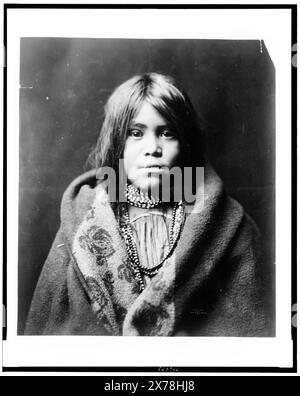 Una ragazza Apache, ritratto testa e spalle, davanti, con collana con perline e coperta intorno a lei, Edward S. Curtis Collection., Curtis no 127., LC n. 86.. Indiani del Nord America, bambini, 1900-1910. , Indiani Apache, bambini, 1900-1910. Foto Stock