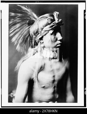 Mostra mentre va, ritratto a mezza lunghezza, titolo ideato dallo staff della Biblioteca, Curtis no 276-05., LC n. 87., per ulteriori informazioni su questa collezione, si veda http://hdl.loc.gov/loc.pnp/pp.ecur, Forms part of: Edward S. Curtis Collection ., pubblicato in: Library of Congress Prints and Photographs: An Illustrated guide / Library of Congress. Washington, D.C. : Library of Congress, 1995, p. 26., pubblicato in: 'American Indians' Chapter of the eBook Great Photographs from the Library of Congress, 2013. Si mostra mentre va. , Indians of North America, 1900-1910. Foto Stock