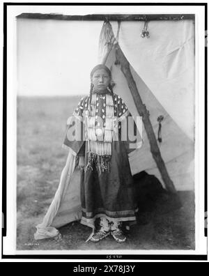 Rosa lame Dog, Edward S. Curtis Collection., Curtis no 1480-05.. Zoppo, Rosa. , Indiani del Nord America, abbigliamento e abbigliamento, Great Plains, 1900-1910. , Dakota Indians, Clothing & dress, 1900-1910. Foto Stock