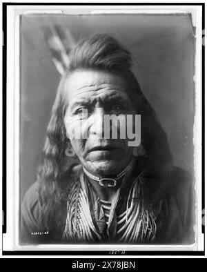 Due Leggings, titolo trascritto dall'articolo, Edward S. Curtis Collection, Curtis no 2643-08.. Due Leggings, circa 1847-1923. , Indians of North America, Clothing & Dress, Montana, 1900-1910. , Crow Indians, Clothing & dress, 1900-1910. Foto Stock