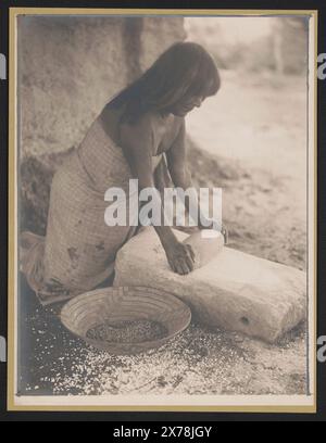 Maricopa Woman Mealing, titolo dall'articolo, Data dal numero di Curtis, Curtis no 2197-07., Forms part of: Edward S. Curtis Collection ., pubblicato in: The North American Indian / Edward S. Curtis. [Seattle, Washington.] : Edward S. Curtis, 1907-30, v. 2, p. 82.. Indians of North America, attività di sussistenza, Arizona, 1900-1910. , Indiani del Nord America, vita domestica, Arizona, 1900-1910. , Indiani del Nord America, donne, Arizona, 1900-1910. , Indiani Maricopa, attività di sussistenza, Arizona, 1900-1910. , Indiani Maricopa, vita domestica, 1900-1910. , Maricopa Indians, Women, Arizona, 1900-1910. Foto Stock