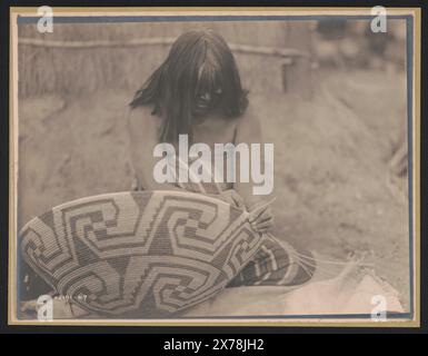 Tessitura Havachach (Maricopa Tribe, Arizona), titolo dall'articolo, Curtis n. X2191-07-04., Forms part of: Edward S. Curtis Collection ., pubblicato in: The North American Indian / Edward S. Curtis. [Seattle, Washington.] : Edward S. Curtis, v. 2, p. 89.. Indians of North America, Arizona, 1900-1910. , Maricopa Indians, Arts & Crafts, Arizona, 1900-1910. , Baskets, Arizona, 1900-1910. Foto Stock