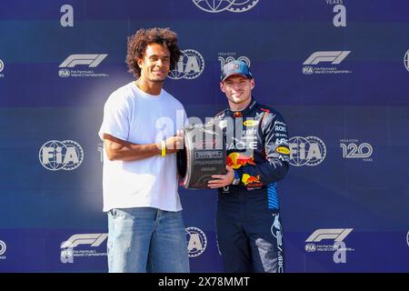 Trofeo Pirelli per la pole position, presentato da Joshua Zirkzee (NED) FC Bologna calciatore - serie italiana, a Max Verstappen (NED) - Oracle Red Bull Foto Stock