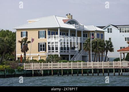 grande casa sull'acqua, 3 ponti, molo, ringhiera, attraente, ICW, Atlantic Intracoastal Waterway, Spring, North Carolina, Stati Uniti, Carolina del Nord Foto Stock