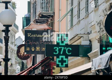 Nizza, Francia - 22 luglio 2023: Termometro per esterni a Nizza che mostra una temperatura dell'aria elevata Foto Stock