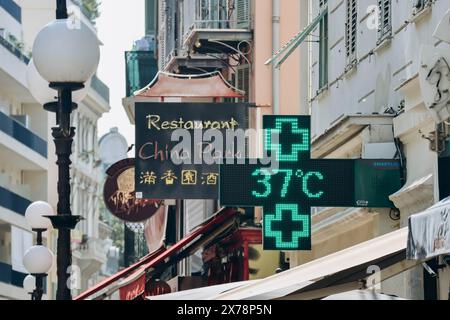 Nizza, Francia - 22 luglio 2023: Termometro per esterni a Nizza che mostra una temperatura dell'aria elevata Foto Stock