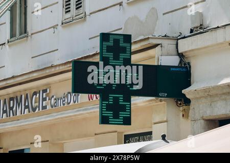 Nizza, Francia - 22 luglio 2023: Termometro per esterni a Nizza che mostra una temperatura dell'aria elevata Foto Stock