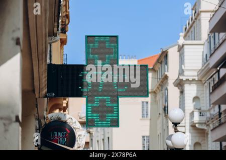 Nizza, Francia - 22 luglio 2023: Termometro per esterni a Nizza che mostra una temperatura dell'aria elevata Foto Stock