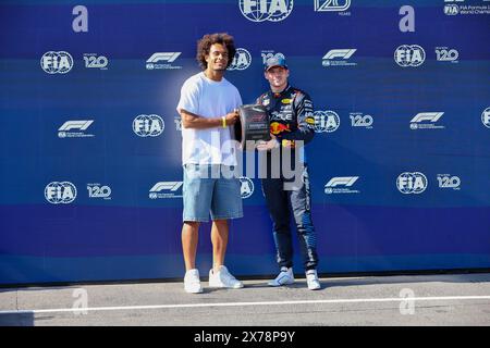 Imola, Bo, ITALIA. 18 maggio 2024. Trofeo Pirelli per la pole position, presentato da Joshua Zirkzee (NED) FC Bologna calciatore - Italian serie A, a Max Verstappen (NED) - Oracle Red Bull Racing - Red Bull RB20 - Honda RBPT - Pole sitter.durante le CROCIERE IN FORMULA 1 MSC GRAN PREMIO DEL MADE IN ITALY e DELl'EMILIA-ROMAGNA 2 autodromo Enzo e Dino Ferrari, Imola (BO) Italia (Credit Image: © Alessio De Marco/ZUMA Press Wire) SOLO PER USO EDITORIALE! Non per USO commerciale! Foto Stock