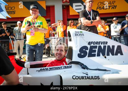 Imola, Italie. 18 maggio 2024. VETTEL Sebastian, alla guida della McLaren MP4/8 in omaggio ad Ayrton Senna, davanti al padre Norbert durante la Formula 1 MSC Cruises Gran Premio del Made in Italy e dell'Emilia-Romagne 2024, 7° round del Campionato del mondo di Formula 1 2024 dal 17 al 19 maggio, 2024 sull'autodromo Enzo e Dino Ferrari, a Imola, Italia - foto Florent Gooden/DPPI credito: DPPI Media/Alamy Live News Foto Stock