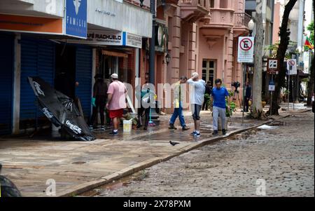 18 maggio 2024, Porto Alegre, Rio grande do sul, Brasile: Porto Alegre (RS), 05/18/2024 Ã¢â‚¬' LOSS/CLIMATE/FLOOD/RS Ã¢â‚¬' record of Damage caused in the Historic Center region, this Saturday (18). La giornata è una giornata di pulizia per i residenti e i commercianti nella regione centrale della capitale, le cui perdite sono ancora contate. (Foto: Marcelo Oliveira/Thenews2/Zumapress) (immagine di credito: © Marcelo Oliveira/TheNEWS2 via ZUMA Press Wire) SOLO PER USO EDITORIALE! Non per USO commerciale! Foto Stock