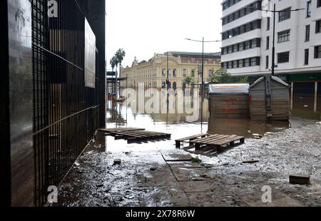 18 maggio 2024, Porto Alegre, Rio grande do sul, Brasile: Porto Alegre (RS), 05/18/2024 Ã¢â‚¬' LOSS/CLIMATE/FLOOD/RS Ã¢â‚¬' record of Damage caused in the Historic Center region, this Saturday (18). La giornata è una giornata di pulizia per i residenti e i commercianti nella regione centrale della capitale, le cui perdite sono ancora contate. (Foto: Marcelo Oliveira/Thenews2/Zumapress) (immagine di credito: © Marcelo Oliveira/TheNEWS2 via ZUMA Press Wire) SOLO PER USO EDITORIALE! Non per USO commerciale! Foto Stock