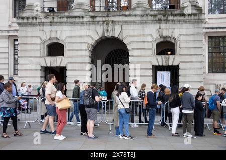 Le persone si sono schierate al di fuori dell'alta Commissione sudafricana nel centro di Londra il 18 maggio 2024, per esprimere i loro voti alle prossime elezioni generali in Sudafrica. Crediti: Sinai Noor/Alamy Live News Foto Stock