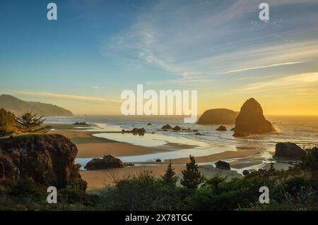 Pile del mare e del tramonto a Whaleshead Beach, Samuel H. Boardman membro Scenic corridoio, southern Oregon Coast. Foto Stock