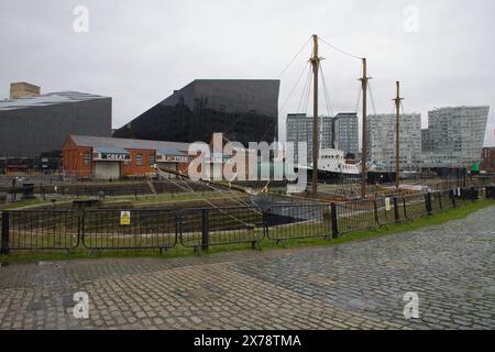 Inghilterra, Liverpool - 30 dicembre 2023: Le banchine di Canning Graving ospitano il pilota cutter Edmund Gardner e la goletta De Wadden. Foto Stock