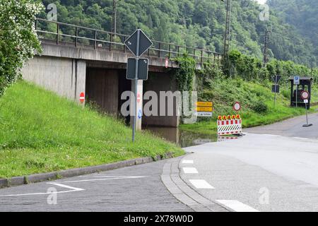 strada bloccata a causa dell'alluvione Foto Stock