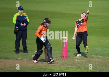 Southampton, Regno Unito, 18 maggio 2024. Katherine Bryce del Blaze bowling durante la partita della Charlotte Edwards Cup tra Southern Vipers e The Blaze all'Utilita Bowl di Southampton. Crediti: Dave Vokes/Alamy Live News Foto Stock