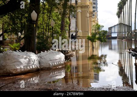 18 maggio 2024, Porto Alegre, Rio grande do sul, Brasile: Porto Alegre (RS), 05/18/2024 Ã¢â‚¬' LOSS/CLIMATE/FLOOD/RS Ã¢â‚¬' record of Damage caused in the Historic Center region, this Saturday (18). La giornata è una giornata di pulizia per i residenti e i commercianti nella regione centrale della capitale, le cui perdite sono ancora contate. (Foto: Marcelo Oliveira/Thenews2/Zumapress) (immagine di credito: © Marcelo Oliveira/TheNEWS2 via ZUMA Press Wire) SOLO PER USO EDITORIALE! Non per USO commerciale! Foto Stock