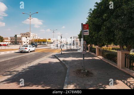 Un cartello con la fermata dell'autobus sul lato della strada nella città di Salalah, Oman Foto Stock