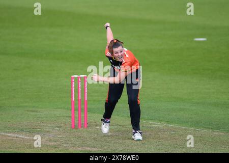 Southampton, Regno Unito, 18 maggio 2024. Grace Ballinger del Blaze bowling durante la partita della Charlotte Edwards Cup tra Southern Vipers e The Blaze all'Utilita Bowl di Southampton. Crediti: Dave Vokes/Alamy Live News Foto Stock