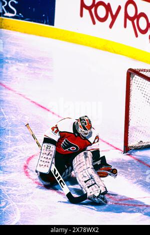 Ron Hextall, portiere dei Philadelphia Flyers, durante una partita del 1989. Foto Stock