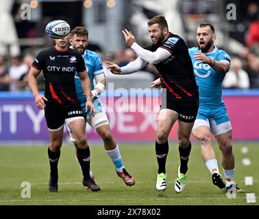 Barnet, Regno Unito. 18 maggio 2024. Premiership Rugby. Saracens uomini V saldi squali. Stadio Stone X. Barnet. Elliot Daly (Saracens) passa durante la partita di rugby Saracens Men V sale Sharks Gallagher Premiership. Crediti: Sport in foto/Alamy Live News Foto Stock