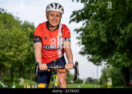 Milton Keynes, Regno Unito. 18 maggio 2024. Mark Crowther, che ha partecipato a ogni partita di Luton Town 2023/24 Premier League per beneficenza e per sensibilizzare sulla salute mentale a Milton Keynes, Inghilterra, il 18 maggio 2024. Foto di David Horn. Credito: Prime Media Images/Alamy Live News Foto Stock